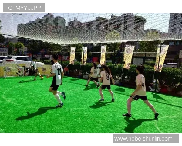 足球书包挂件的创意设计与实用性分析让每个球迷都能随身携带热爱